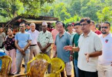 भोटेकोशी बाढीमा वेपत्ता मध्यविन्दुका १२ जनाको परिवारलाई उघोग वाणिज्य संघद्वारा राहात हस्तान्तरण