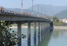 नारायणी नदीमा हाम फाल्न लागेका दुई जनाको उद्धार