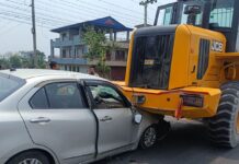 नवलपुरमा कार र जेसीबी ठोक्किदा एकै परिवारका पाँच जना घाइते