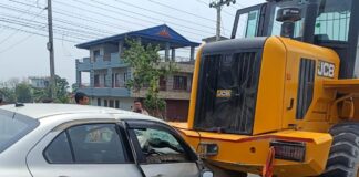 नवलपुरमा कार र जेसीबी ठोक्किदा एकै परिवारका पाँच जना घाइते
