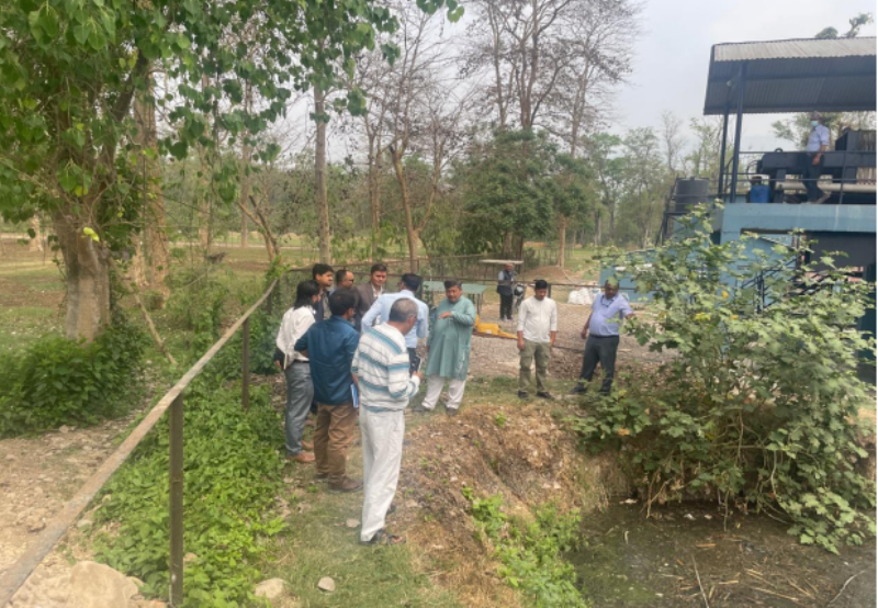 उद्योगबाट निस्केको फोहोर पानीको अवलोकन गर्दै अध्ययन समिति