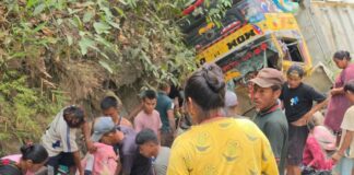 टिप्पर दुर्घटना हुँदा नवलपुरमा तीन जना गम्भीर घाइते