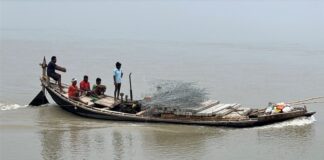डुङ्गामा ढुङ्गा तारेर सुस्ता बचाइँदै