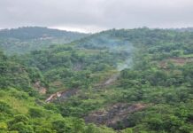 हुप्सेकोटको घाँगी भिरबाट निरन्तर बारुद जस्तो गन्ध आउने धुँवा, स्थानीय त्रसित