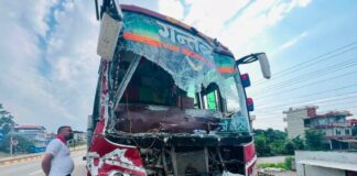 बाढी प्रभावित बोकेको बस कावासोतीमा दुर्घटना हुँदा ३२ जना घाइते (घाइतेको नामावलीसहित)
