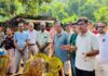 भोटेकोशी बाढीमा वेपत्ता मध्यविन्दुका १२ जनाको परिवारलाई उघोग वाणिज्य संघद्वारा राहात हस्तान्तरण