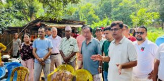 भोटेकोशी बाढीमा वेपत्ता मध्यविन्दुका १२ जनाको परिवारलाई उघोग वाणिज्य संघद्वारा राहात हस्तान्तरण