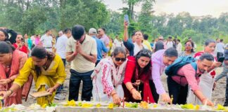 भोटेकोशी बाढीका मृतकप्रति नवलपुरमा दीप प्रज्वलन गरी श्रद्धान्जली अर्पण