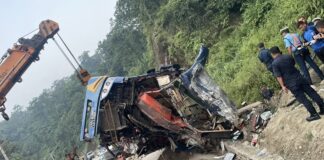 दाउन्नेमा बस पल्टिँदा ६ को मृत्यु, १० जना घाइते, एकको अवस्था गम्भीर
