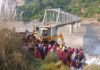 बाढीले भत्काएको पुल बनाउन श्रमदानमा जुटे बौदीकालीका स्थानीय