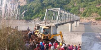बाढीले भत्काएको पुल बनाउन श्रमदानमा जुटे बौदीकालीका स्थानीय